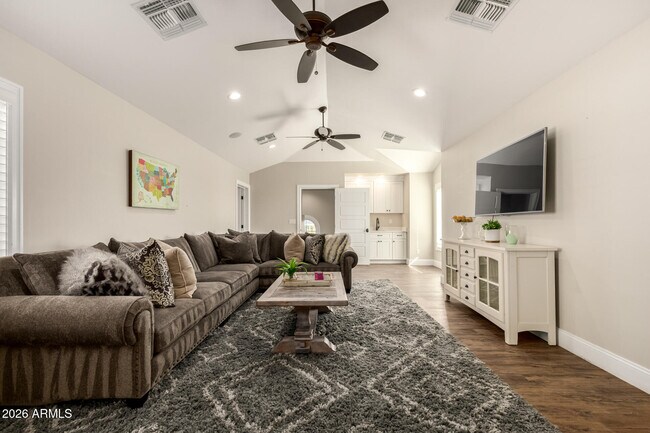 Building Photo - 2013 E Mallory St