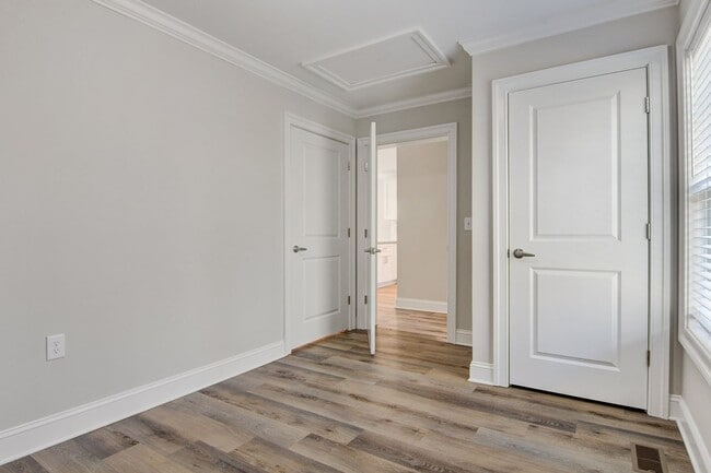 Building Photo - Modern 2-Bed, 2-Bath Single-Level Townhome...