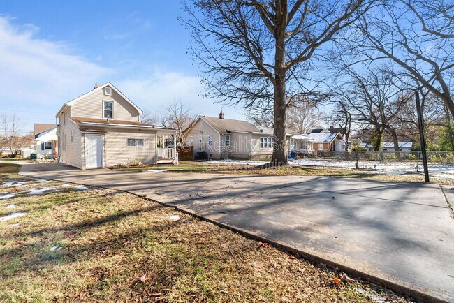 Building Photo - 409 Harrison Ave