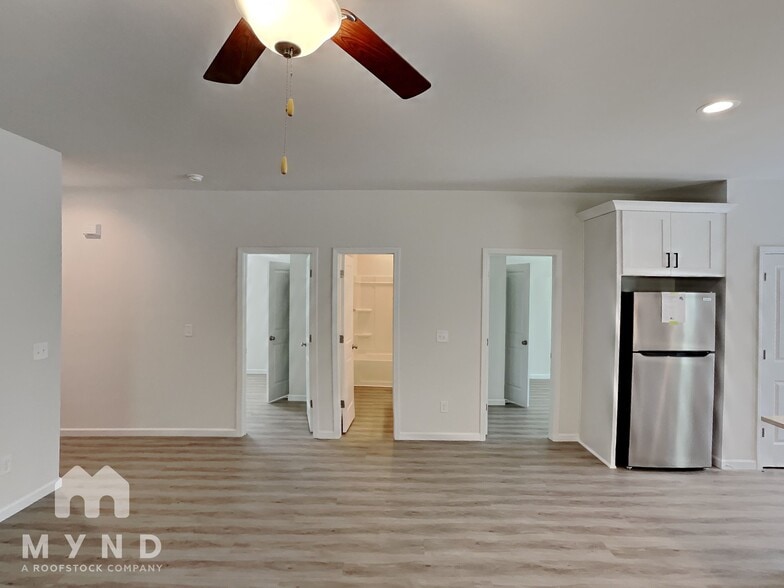 Building Photo - 220 E Boston Ave