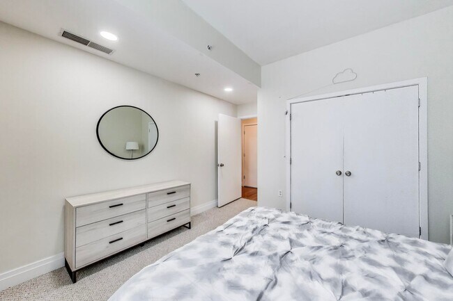 Building Photo - Beautiful 1 bedroom + 1 Ba + Garage space ...