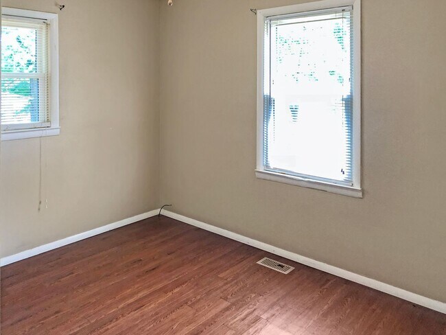 Building Photo - Pinchably Cute!