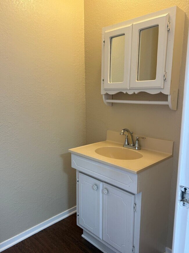 Building Photo - Spacious 5 BEDROOM - Fresh Paint - Country Living & Great for Commuters