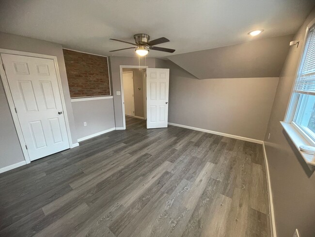 Building Photo - 2 bedroom Apartment in Mt Washington!