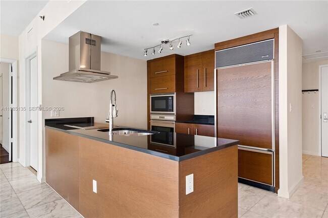 Building Photo - 495 Brickell Ave