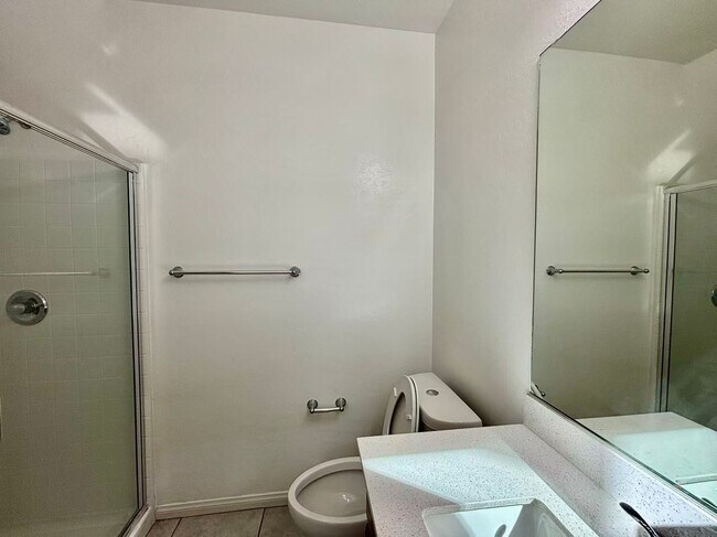 Building Photo - Nice two-story single-family home