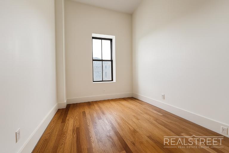 Building Photo - Spacious Renovated 2-Bedroom Apartment with Modern Comforts