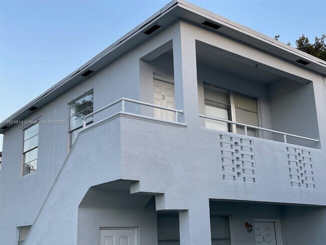 Building Photo - 1794 Normandy Dr