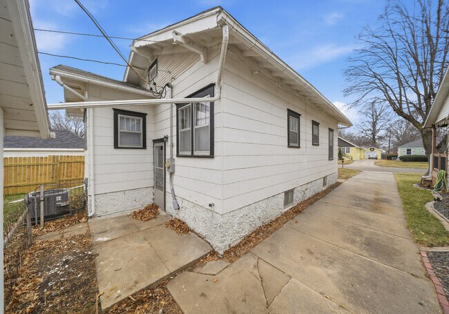 Building Photo - 6928 Ballard Ave