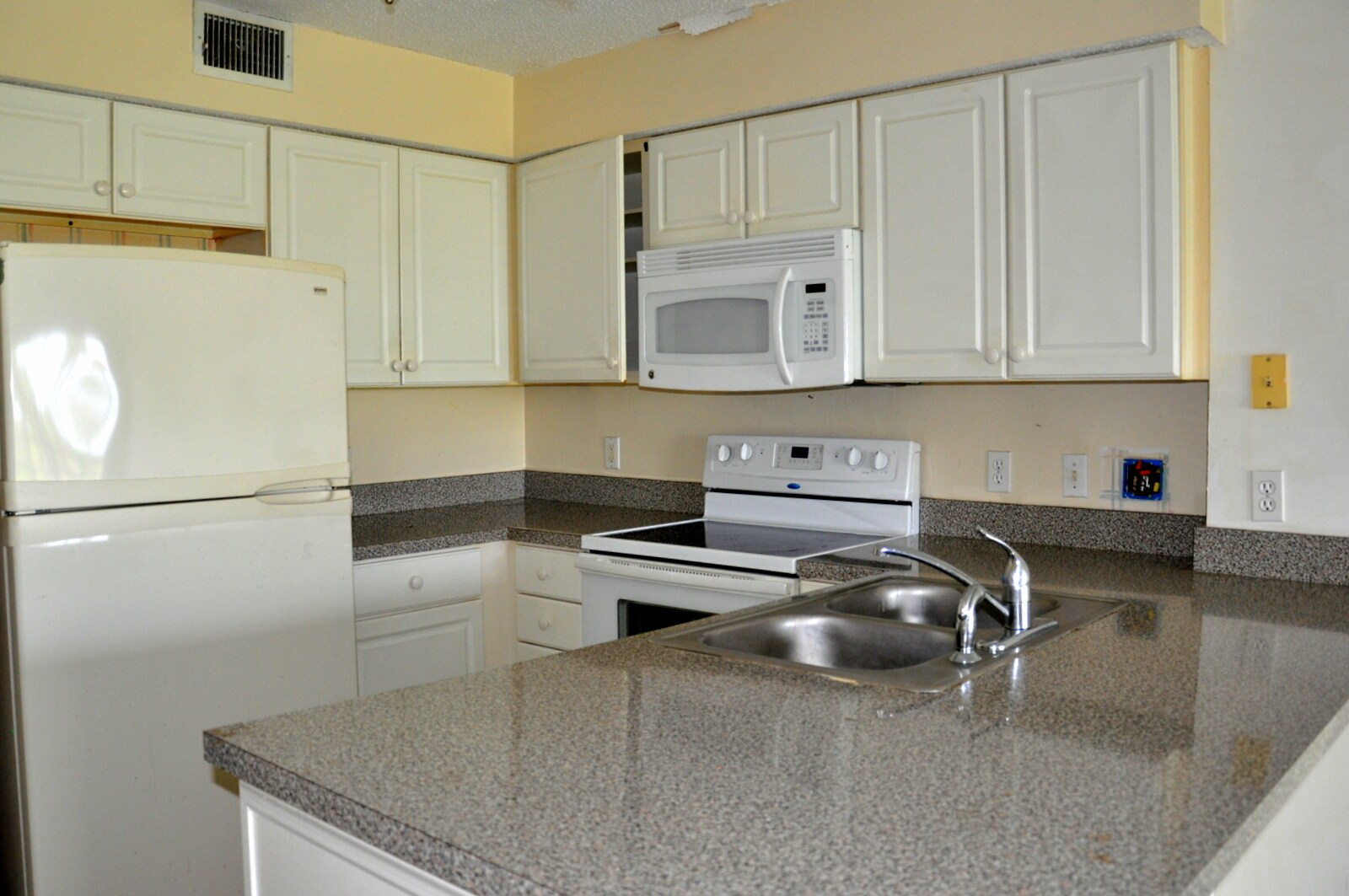 Fully equipped kitchen - 6 Van Horne Ave
