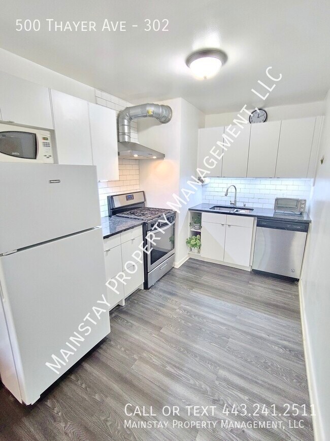 Building Photo - 500 Thayer Ave