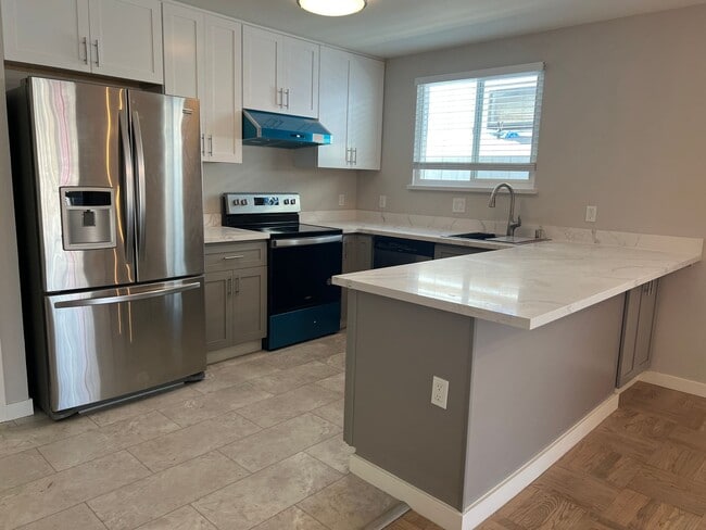 Building Photo - Remodel Detached 4 Bed / 2 Bath Home Near ...