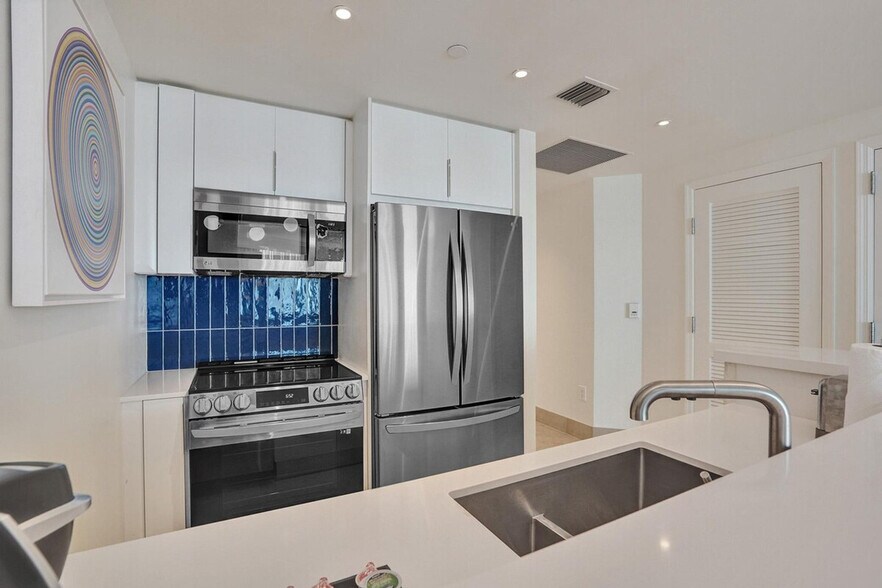 Building Photo - 4401 Collins Ave