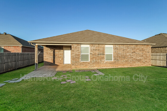 Building Photo - 2025 Bosc Dr