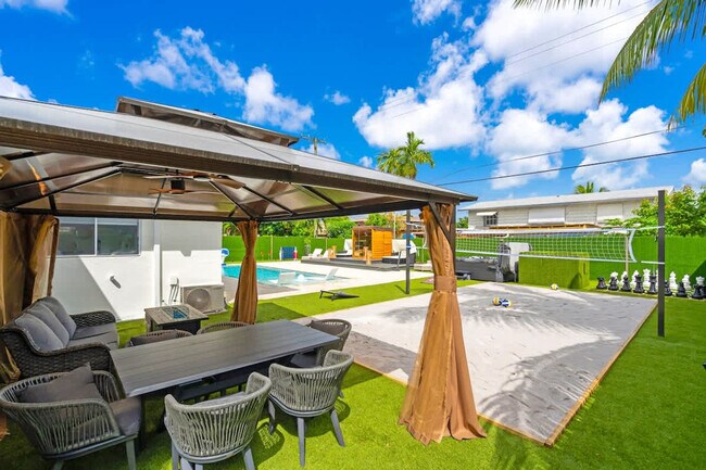 Building Photo - 1255 NE 199th St