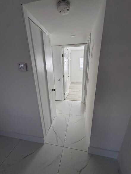 Building Photo - 5050 Bayview Dr