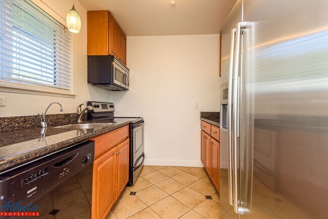 Building Photo - Farm Hill Condo | Desirable Location