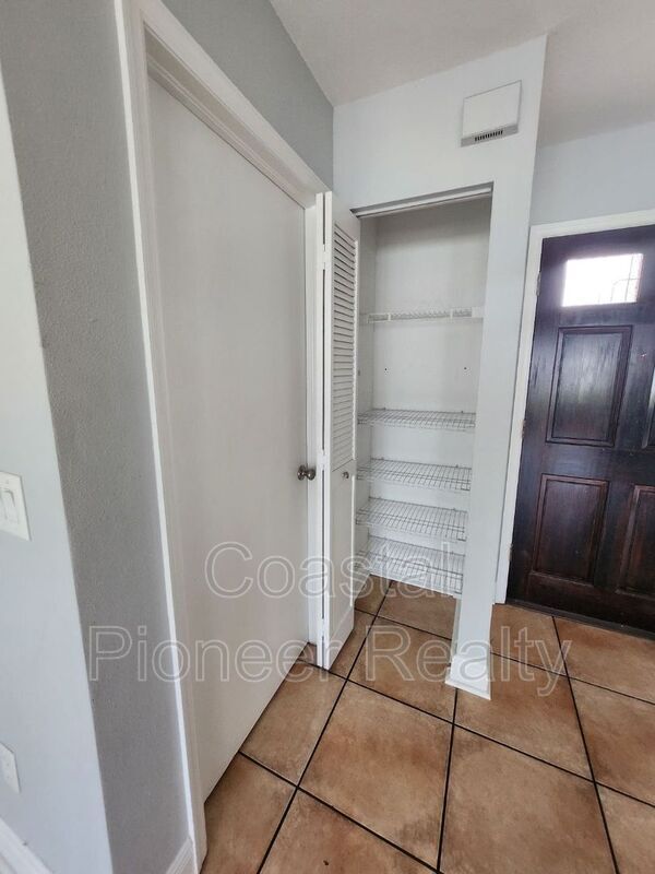 Building Photo - 10121 Sea spray Pl