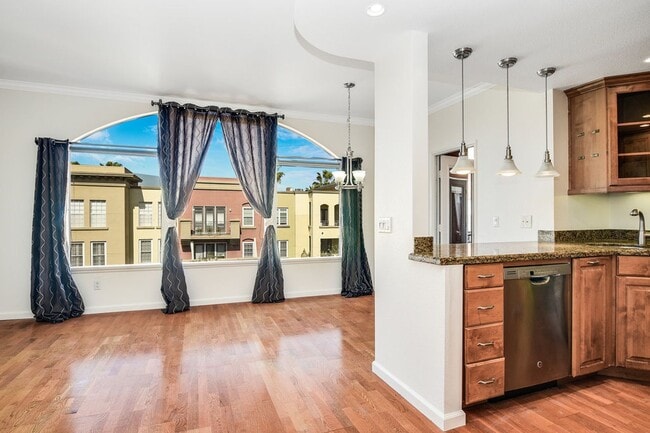 Building Photo - 2 bedroom 2 bathroom condo in Uptown District!