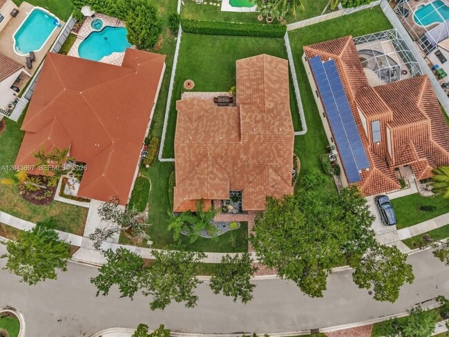 Building Photo - 639 Verona Pl