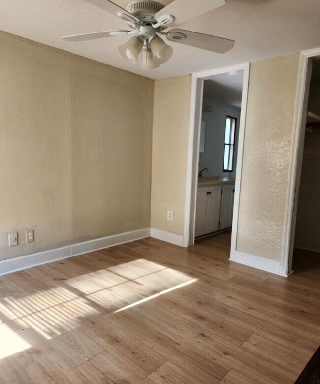 Building Photo - 890 Poinsettia Rd