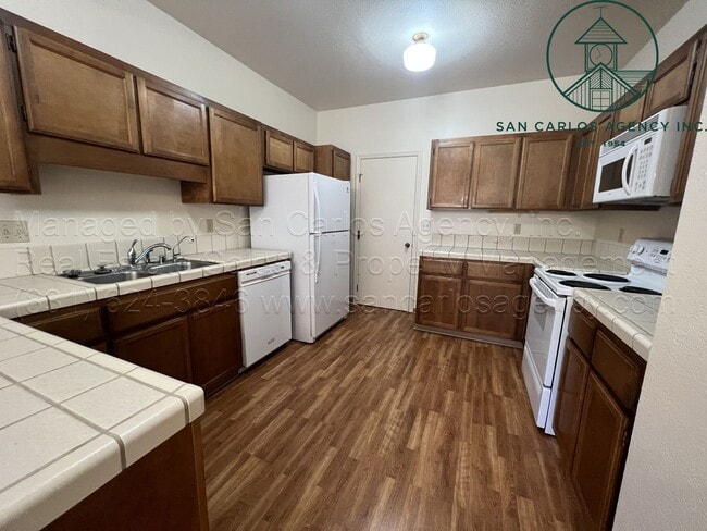 Building Photo - Two Bed Pacific Grove Condo in Gated Commu...