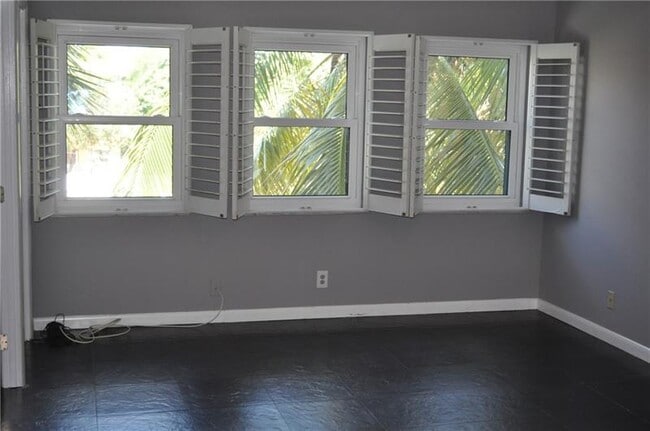 Building Photo - 615 NE 12th Ave