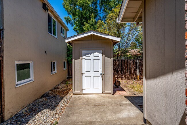 Building Photo - 113 Sherwood Dr