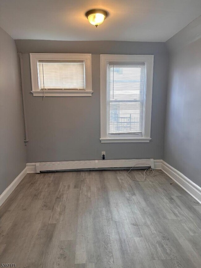 Building Photo - 87 Lyons Ave