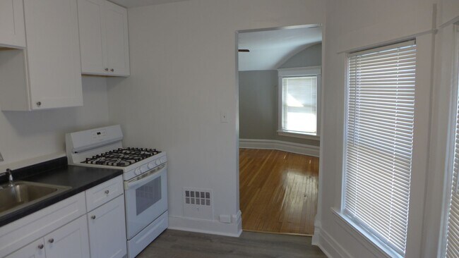 Building Photo - 136 Elgin Ave