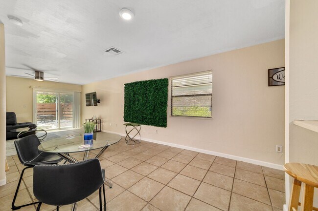 Building Photo - Haystacks Condo