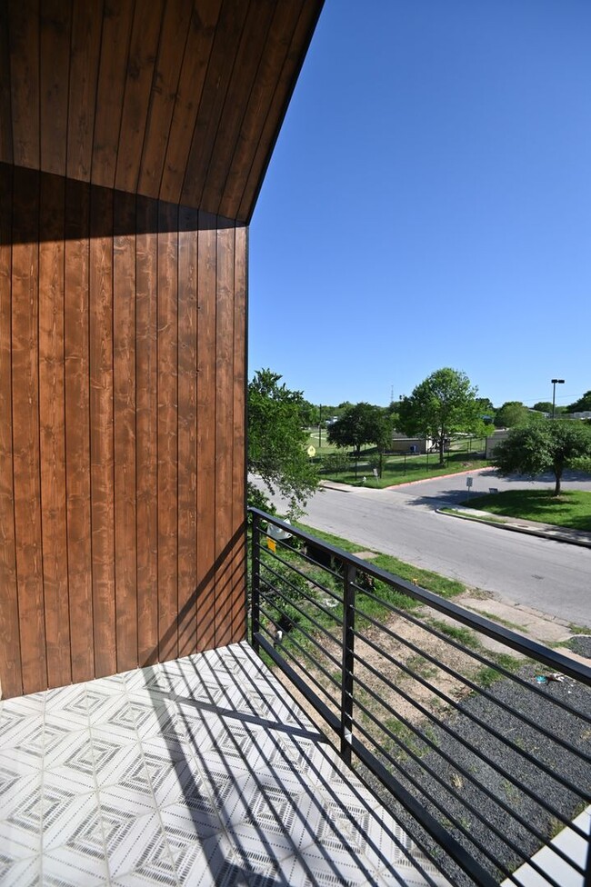 Building Photo - South Austin Oasis