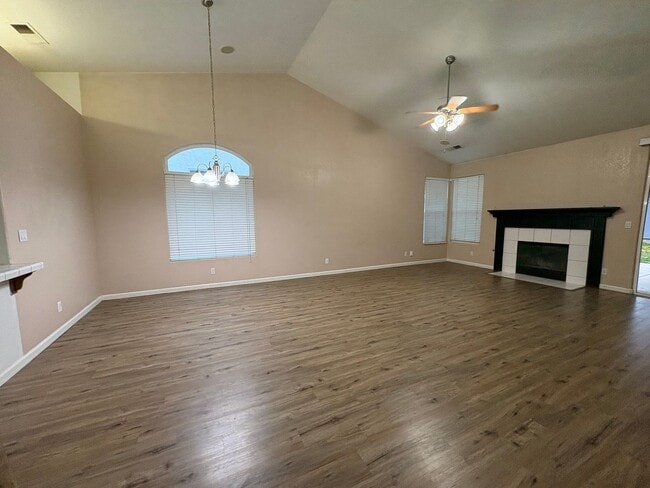 Building Photo - 3 Bedroom Home