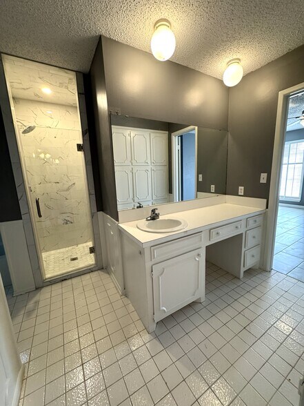 Building Photo - 2405 Stutz Plz