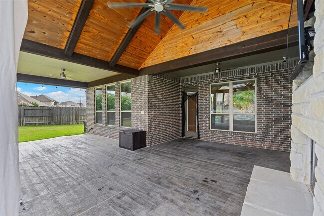 Building Photo - 15518 Montreal Dr