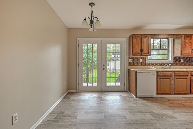 Building Photo - Newly Renovated 2 Bedroom 1.5 Bath Condo l...