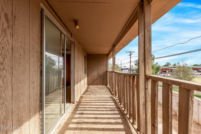 Building Photo - 1125 E 11th St