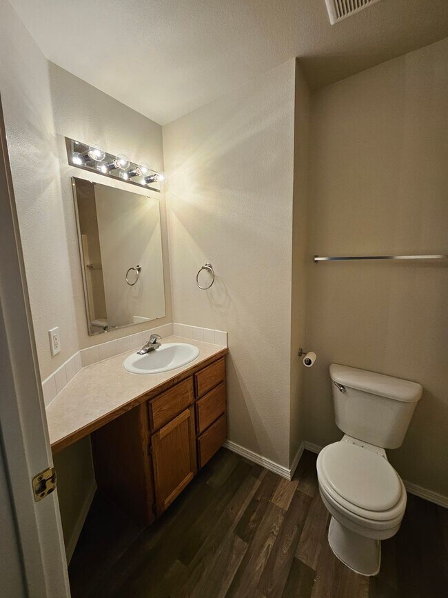 Building Photo - Cute Nampa home.