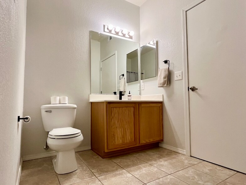 Building Photo - 6800 Vista Del Norte Dr NE