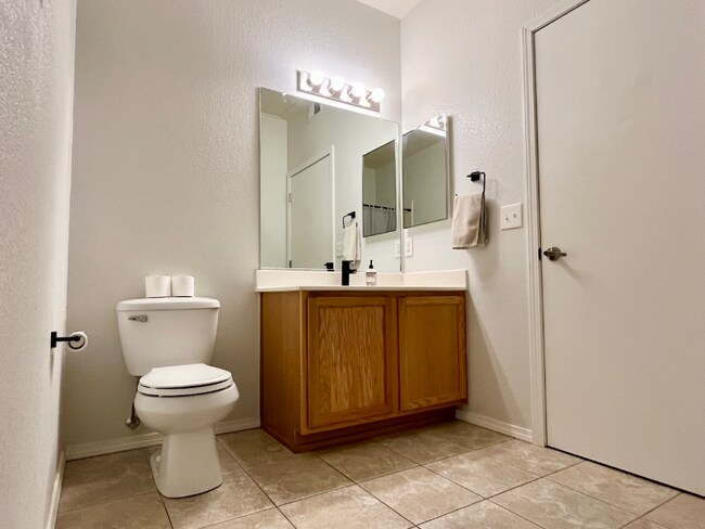 Building Photo - 6800 Vista Del Norte Dr NE