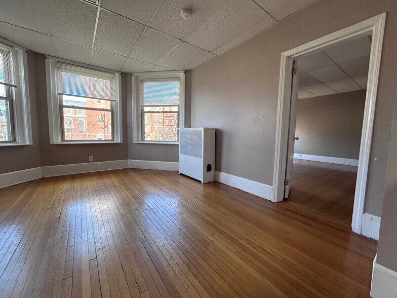Building Photo - 879 Beacon St