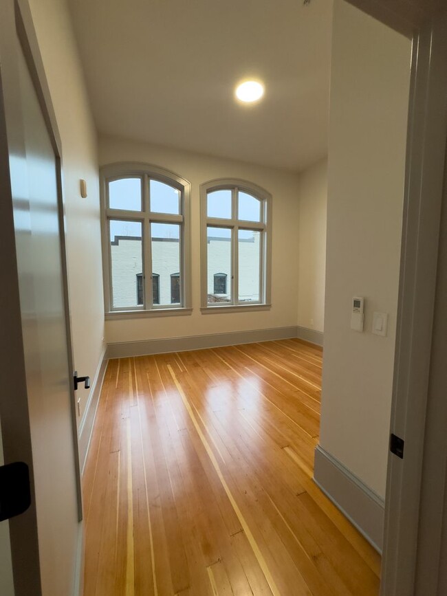 Building Photo - NEWLY RENOVATED DOWNTOWN SALEM ONE BEDROOM