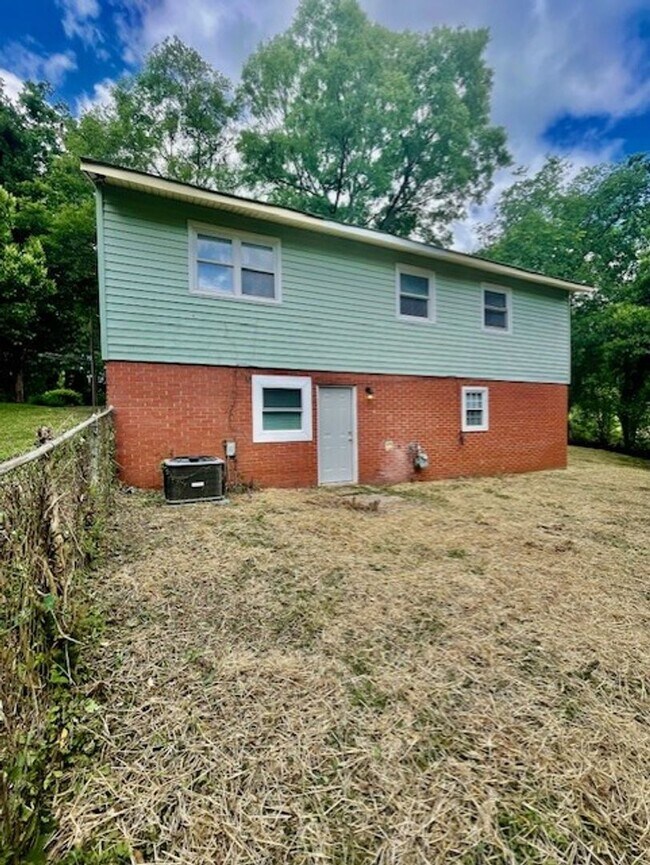 Building Photo - Spacious 5 Bedroom 2 Bath. This Home is Located in the Smallwood Community.