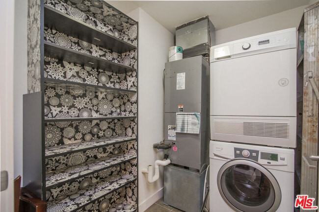 Building Photo - 901 Flower St