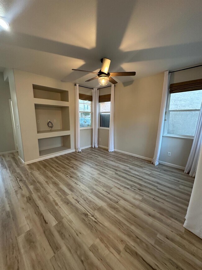 Building Photo - 721 W Fontaine Ln