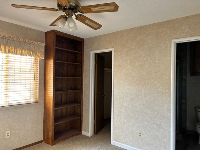 Building Photo - Charming and Close to Dining, Shopping, Gym, Theater