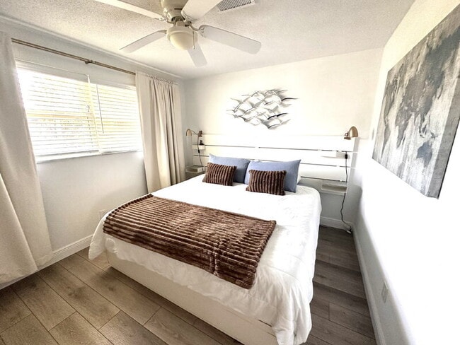 Building Photo - 2563 S Peninsula Dr