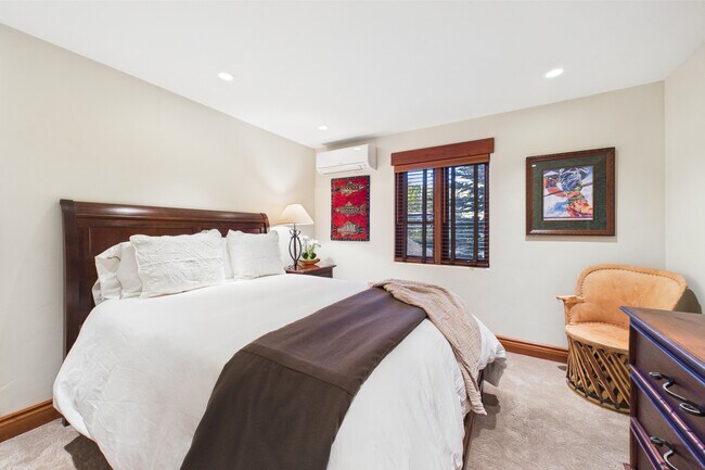 Building Photo - 593 Meadowood Dr