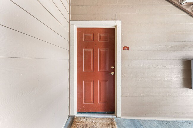 Building Photo - Ground Floor! No Stairs! 2Bed / 2 Bath Condo in Englewood!