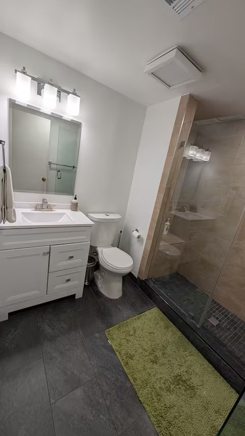 Shared bathroom - 4654 Charleston Ter NW